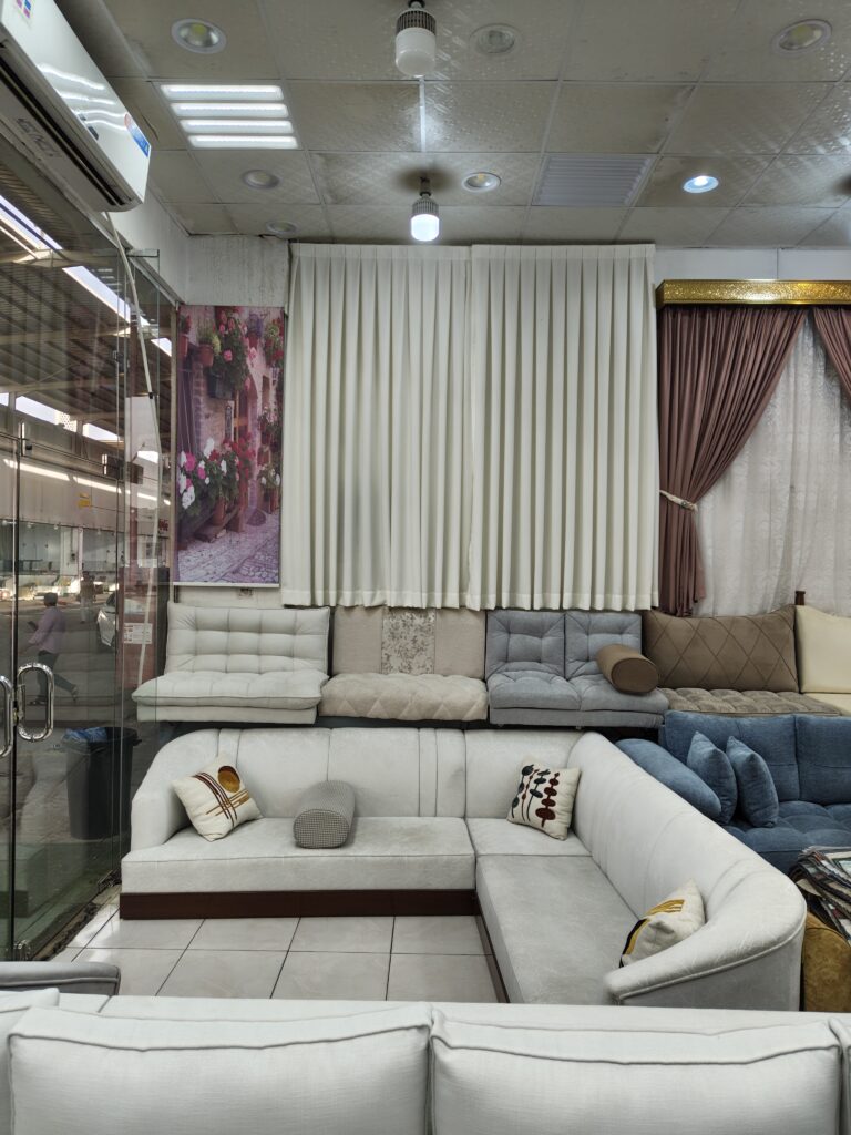 كنب مودرن وستائر جميلة